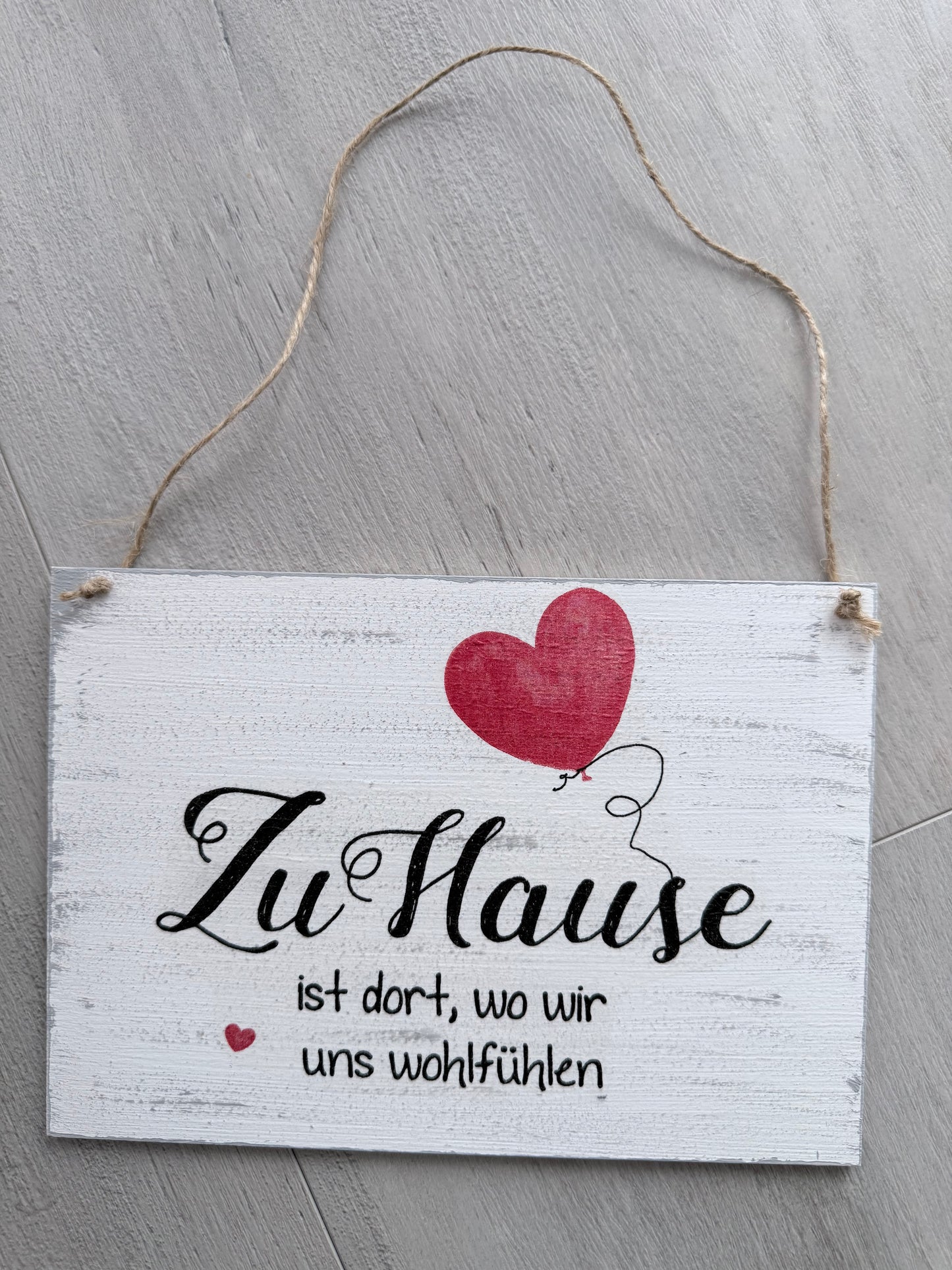 Holzschild mit Spruch „Zu Hause ist dort wo wir uns wohlfühlen" – DIN A5 Dekoschild – Geschenkidee