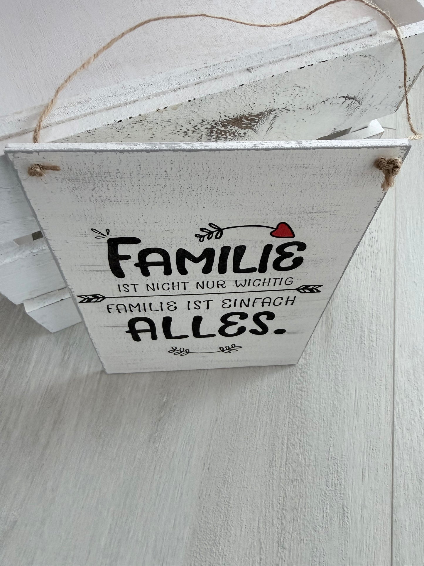 Holzschild mit Spruch „Familie ist nicht nur wichtig“ – DIN A5 Dekoschild – Geschenkidee