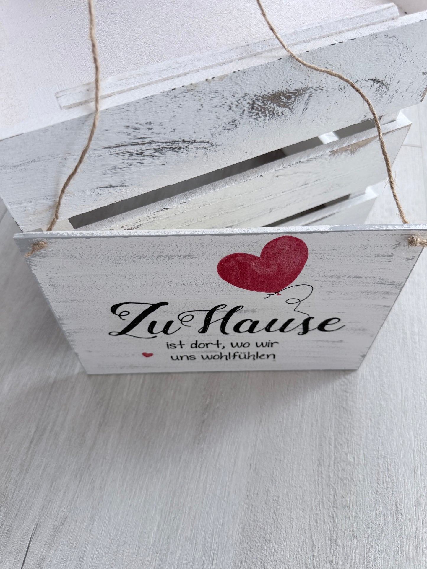 Holzschild mit Spruch „Zu Hause ist dort wo wir uns wohlfühlen" – DIN A5 Dekoschild – Geschenkidee