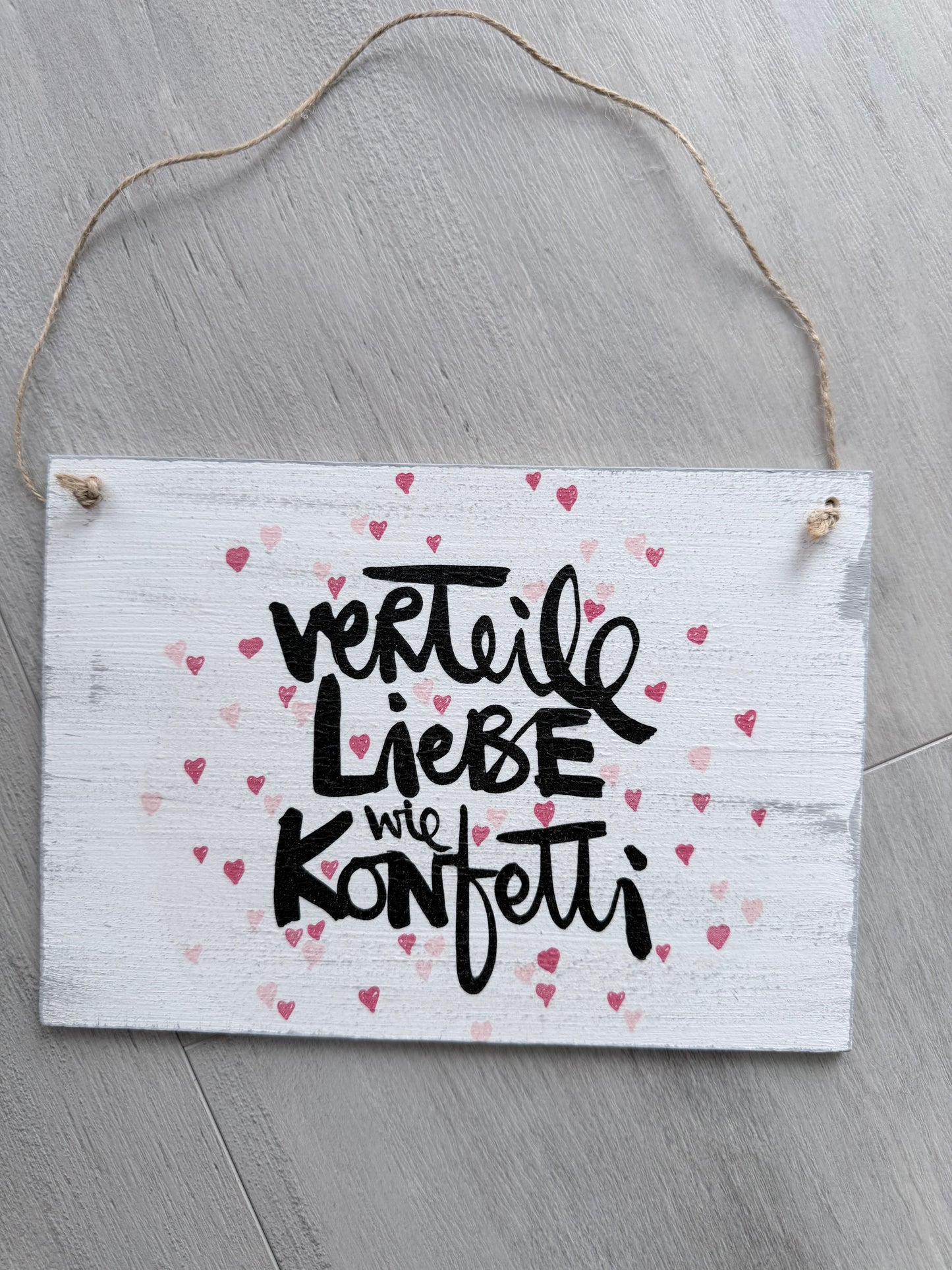 Holzschild mit Spruch „Verteile Liebe wie Konfetti“ – DIN A5 Dekoschild – Geschenkidee