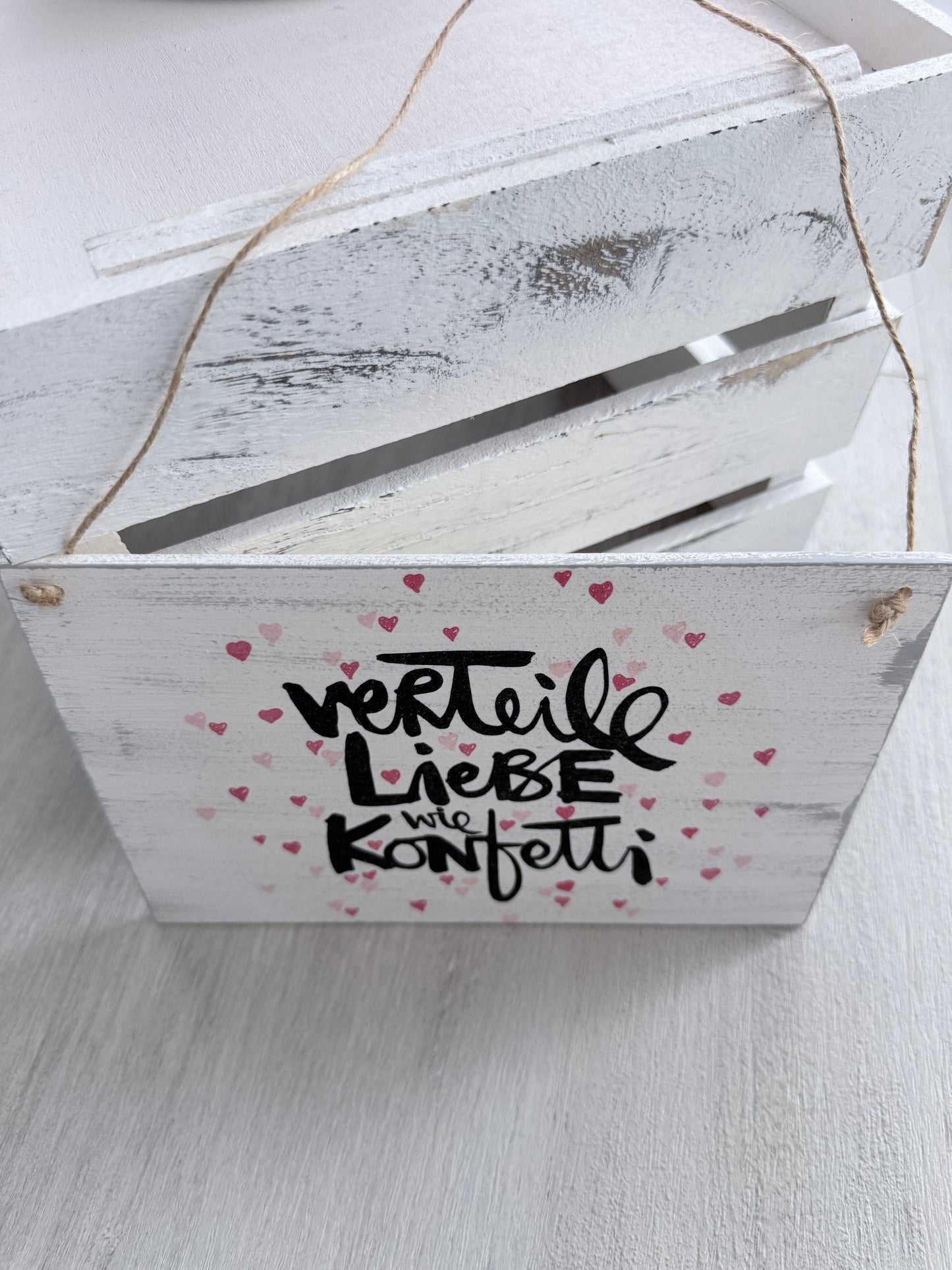 Holzschild mit Spruch „Verteile Liebe wie Konfetti“ – DIN A5 Dekoschild – Geschenkidee