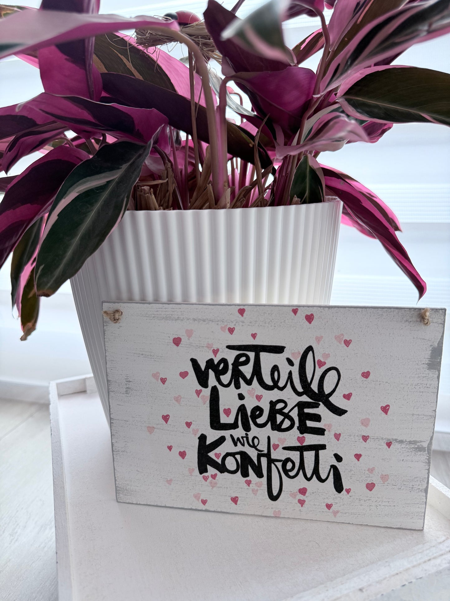 Holzschild mit Spruch „Verteile Liebe wie Konfetti“ – DIN A5 Dekoschild – Geschenkidee