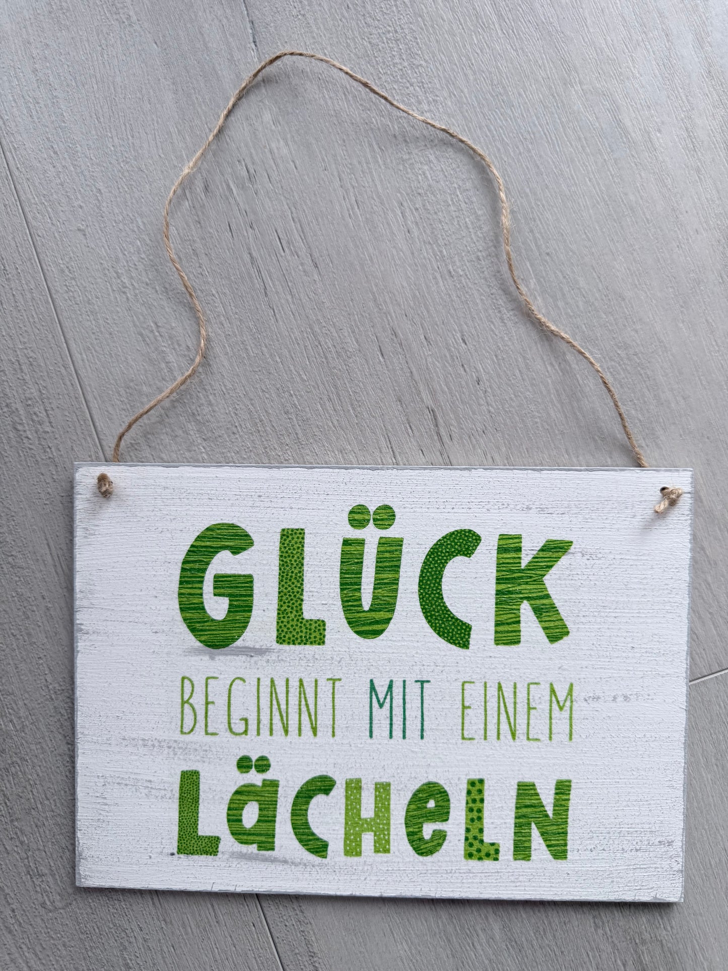 Holzschild mit Spruch „Glück beginnt mit einem Lächeln“ – DIN A5 Dekoschild – Geschenkidee