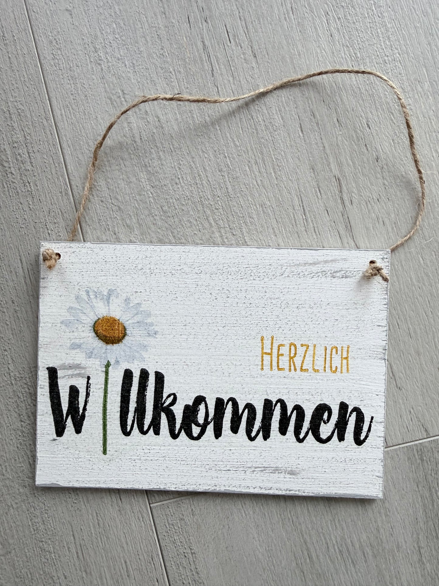 Holzschild mit Spruch "HERZLICH WILLKOMMEN" DIN A6 – Handgemachtes Dekoschild aus Holz – Geschenkidee für Muttertag, Hochzeit & Einzug