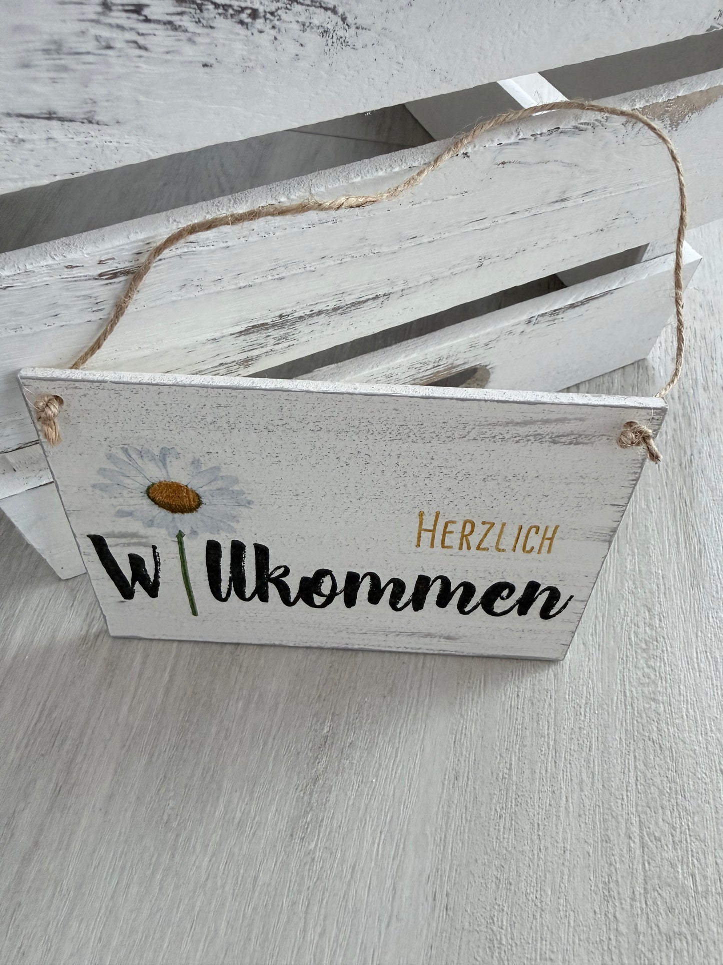 Holzschild mit Spruch "HERZLICH WILLKOMMEN" DIN A6 – Handgemachtes Dekoschild aus Holz – Geschenkidee für Muttertag, Hochzeit & Einzug