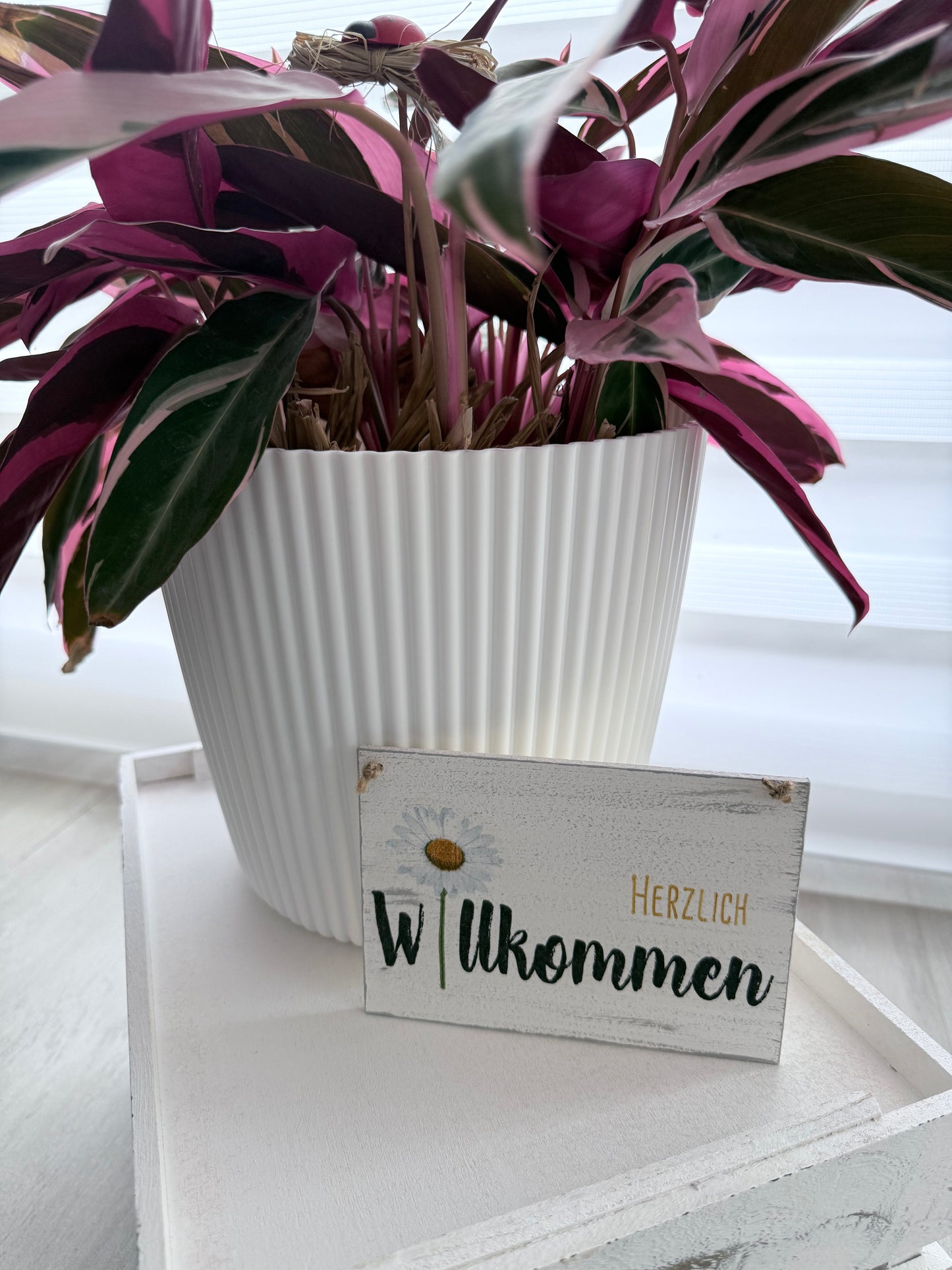 Holzschild mit Spruch "HERZLICH WILLKOMMEN" DIN A6 – Handgemachtes Dekoschild aus Holz – Geschenkidee für Muttertag, Hochzeit & Einzug