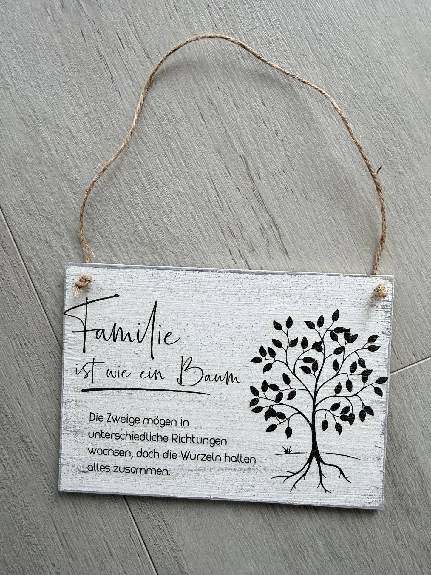 Holzschild mit Spruch "FAMILIE IST WIE EIN BAUM" DIN A6 – Handgemachtes Dekoschild aus Holz – Geschenkidee für Muttertag, Hochzeit & Einzug