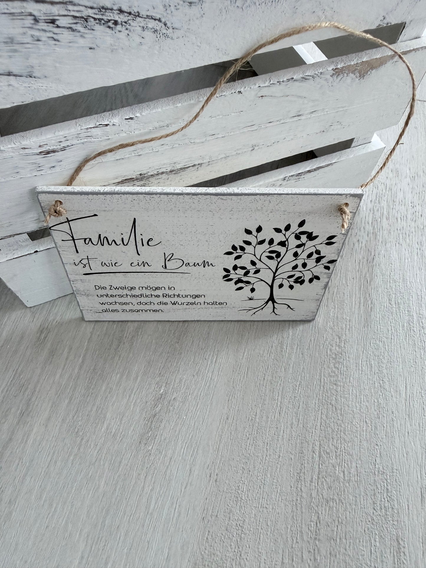 Holzschild mit Spruch "FAMILIE IST WIE EIN BAUM" DIN A6 – Handgemachtes Dekoschild aus Holz – Geschenkidee für Muttertag, Hochzeit & Einzug
