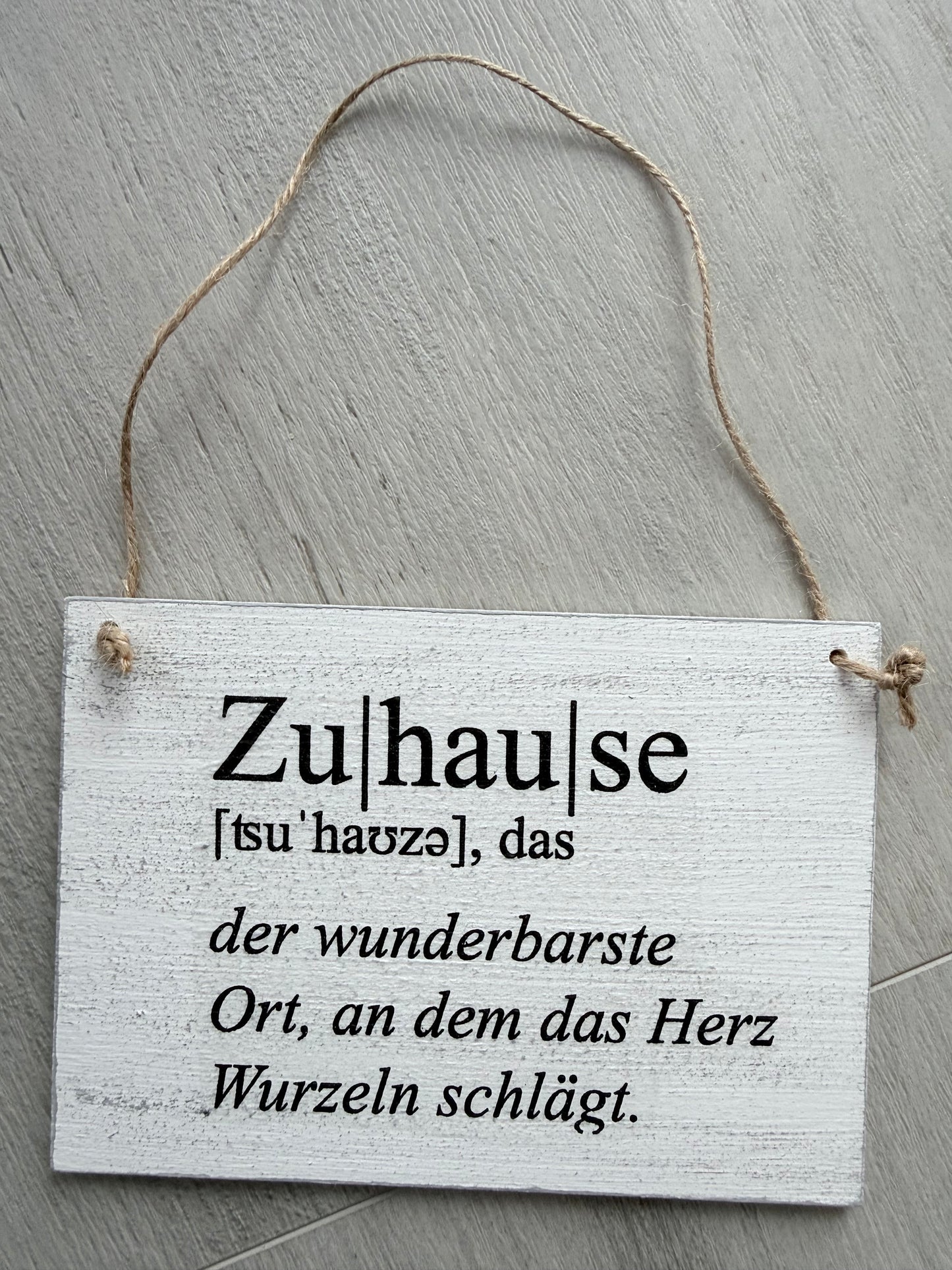 Holzschild mit Spruch "ZU HAUSE" DIN A6 – Handgemachtes Dekoschild aus Holz – Geschenkidee für Muttertag, Hochzeit & Einzug