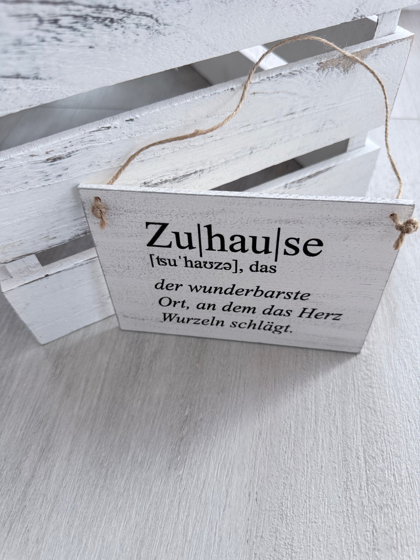 Holzschild mit Spruch "ZU HAUSE" DIN A6 – Handgemachtes Dekoschild aus Holz – Geschenkidee für Muttertag, Hochzeit & Einzug